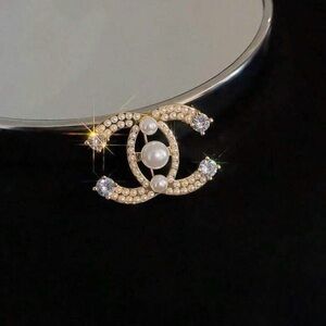 NWT Elegant Double C Gold Pearl & zirconia Women’s Brooch